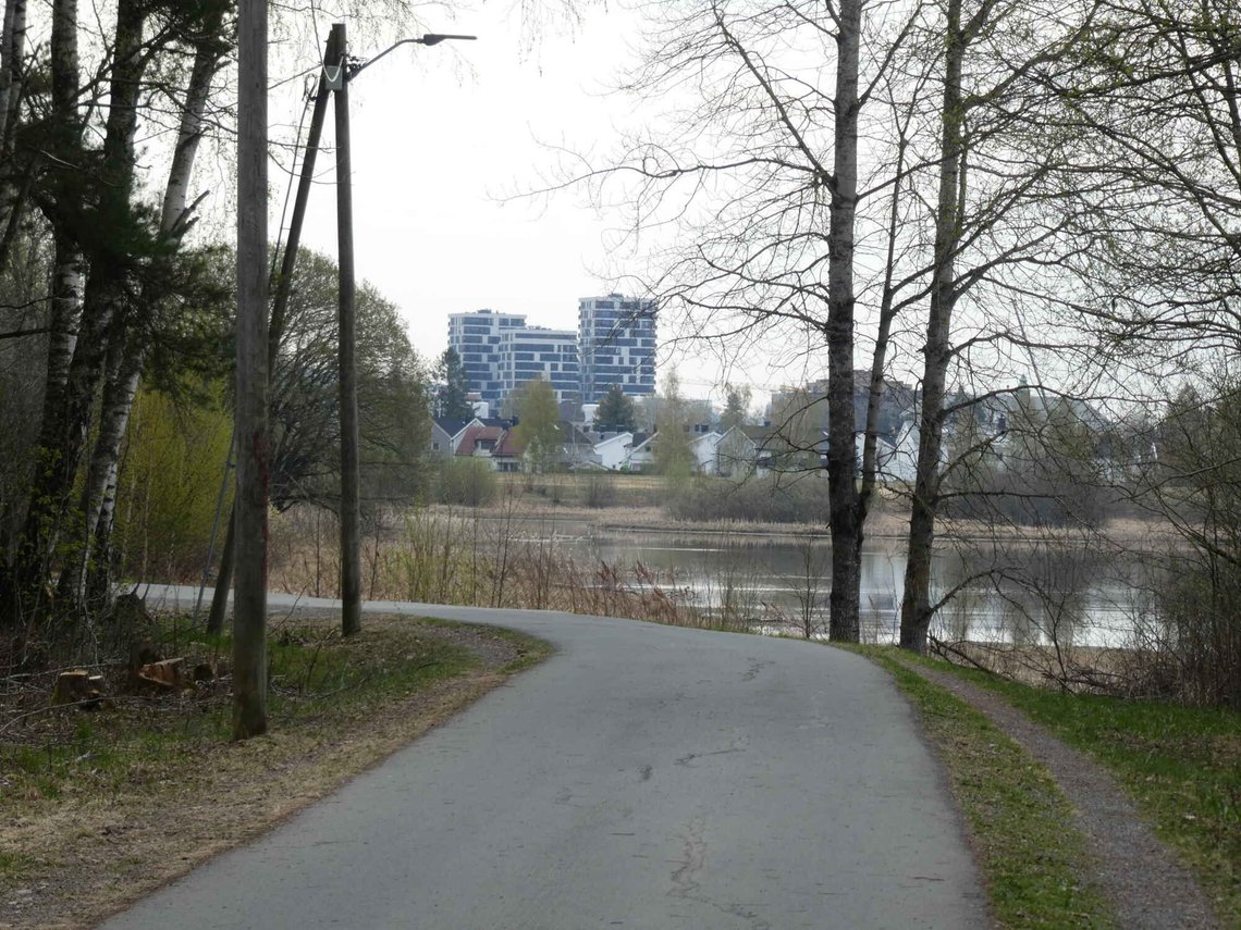 Det var på denne turstien kvinnen jogget da hun ble forsøkt voldtatt. I bakgrunnen ser man bebyggelsen i Lillestrøm. Foto: Privat Det var på denne turstien kvinnen jogget da hun ble forsøkt voldtatt. I bakgrunnen ser man bebyggelsen i Lillestrøm. Foto: Privat