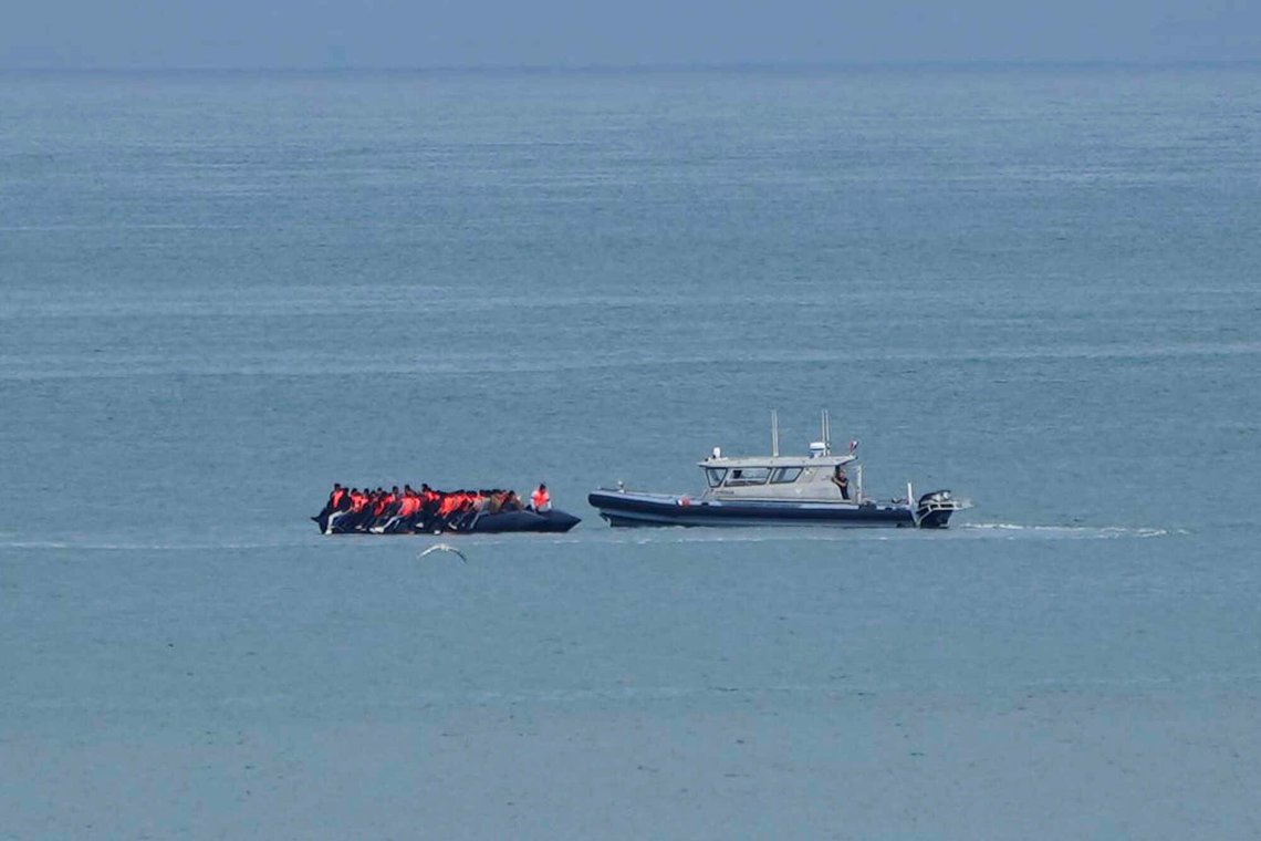 Det handler også om vilje til å beskytte sitt land. Til tross for en avtale om at Frankrike skal holde tilbake migranter, eskorterer fransk politi båtene over Kanalen. FILE - A boat thought to carry migrants is escorted by a vessel from the French Gendarmerie Nationale in the English Channel off Wimereux beach, France, Wednesday, Sept. 4, 2024. (AP Photo/Nicolas Garriga, File) Det handler også om vilje til å beskytte sitt land. Til tross for en avtale om at Frankrike skal holde tilbake migranter, eskorterer fransk politi båtene over Kanalen. FILE - A boat thought to carry migrants is escorted by a vessel from the French Gendarmerie Nationale in the English Channel off Wimereux beach, France, Wednesday, Sept. 4, 2024. (AP Photo/Nicolas Garriga, File)