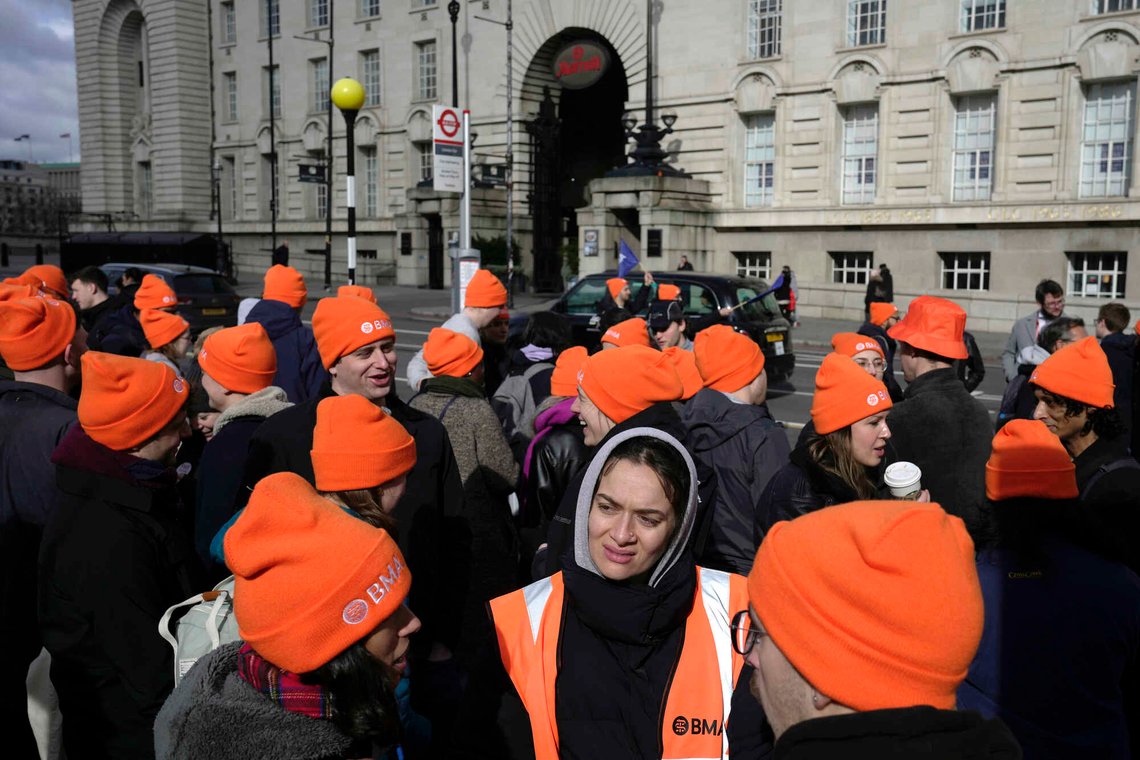 Leger som er medlemmer av fagforeningen BMA (British Medical Association) er velorganiserte når det gjelder påkledning mens de streiker, noe de gjør ofte. Foto: AP /Kin Cheung/ NTB Leger som er medlemmer av fagforeningen BMA (British Medical Association) er velorganiserte når det gjelder påkledning mens de streiker, noe de gjør ofte. Foto: AP /Kin Cheung/ NTB