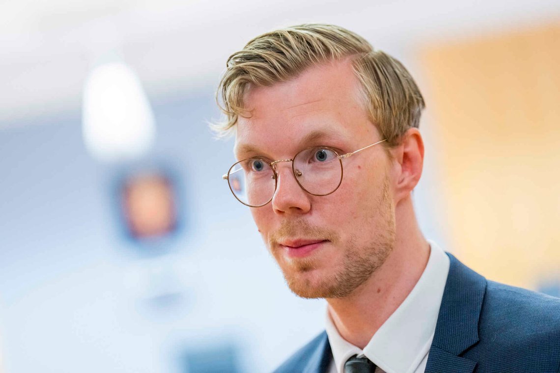 Oslo 20230822.
Tobias Judin, seksjonssjef for internasjonal seksjon i Datatilsynet, under tvistesaken mellom Facebook Norway AS og Datatilsynet. Meta har begjært Oslo tingrett om midlertidig forføyning for å stoppe iverksettelsen av Datatilsynets forbud fra 14. juli. Datatilsynet grep inn mot atferdsbasert markedsføring på Facebook og Instagram. Selskapene er ilagt en tvangsmulkt på 1 million kroner per dag. De begynte å løpe 14. august.
Foto: Fredrik Varfjell / NTB Oslo 20230822.
Tobias Judin, seksjonssjef for internasjonal seksjon i Datatilsynet, under tvistesaken mellom Facebook Norway AS og Datatilsynet. Meta har begjært Oslo tingrett om midlertidig forføyning for å stoppe iverksettelsen av Datatilsynets forbud fra 14. juli. Datatilsynet grep inn mot atferdsbasert markedsføring på Facebook og Instagram. Selskapene er ilagt en tvangsmulkt på 1 million kroner per dag. De begynte å løpe 14. august.
Foto: Fredrik Varfjell / NTB