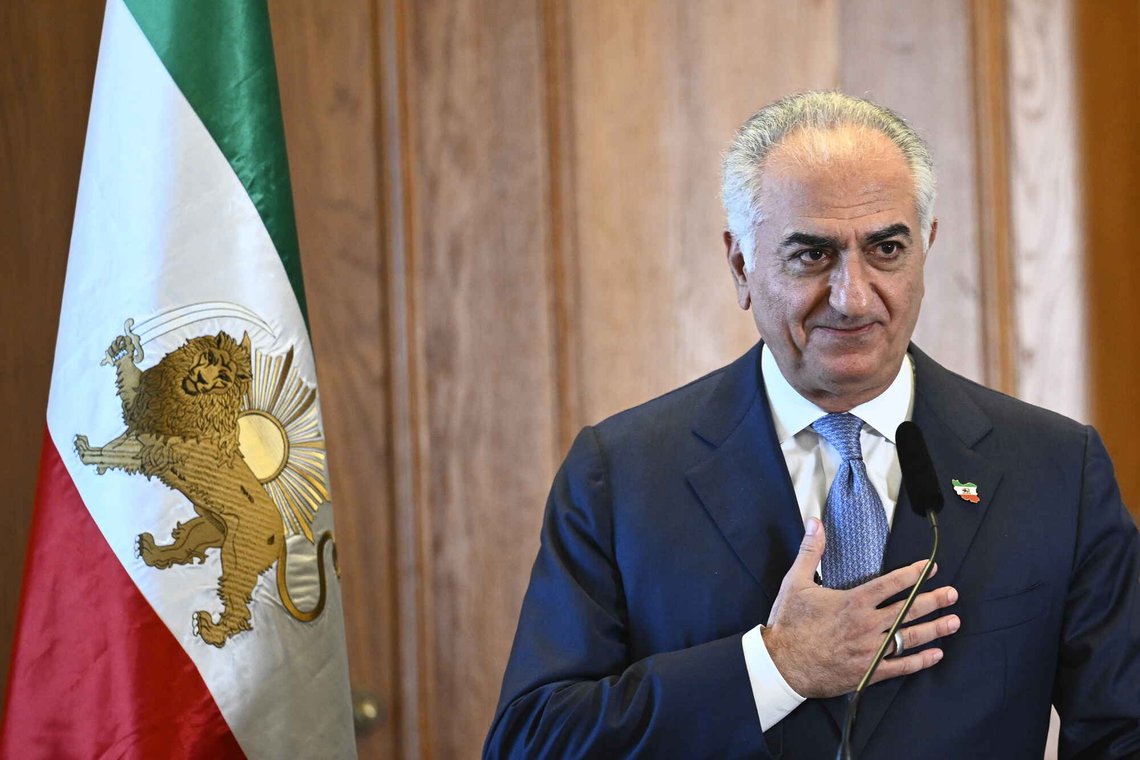 Reza Pahlavi på besøk hos Kristdemokraternas (KD) og Sverigedemokraternas (SD) partigrupper i Riksdagen i Stockholm den 13. april 2026. Foto: Fredrik Sandberg / TT / NTB. Reza Pahlavi på besøk hos Kristdemokraternas (KD) og Sverigedemokraternas (SD) partigrupper i Riksdagen i Stockholm den 13. april 2026. Foto: Fredrik Sandberg / TT / NTB.
