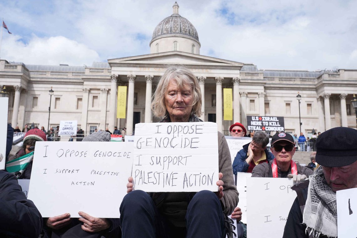 En kvinne holder opp et skilt som leser «jeg er imot folkemord. Jeg støtter Palestine Action». Foto: Lucy North / PA / AP / NTB En kvinne holder opp et skilt som leser «jeg er imot folkemord. Jeg støtter Palestine Action». Foto: Lucy North / PA / AP / NTB