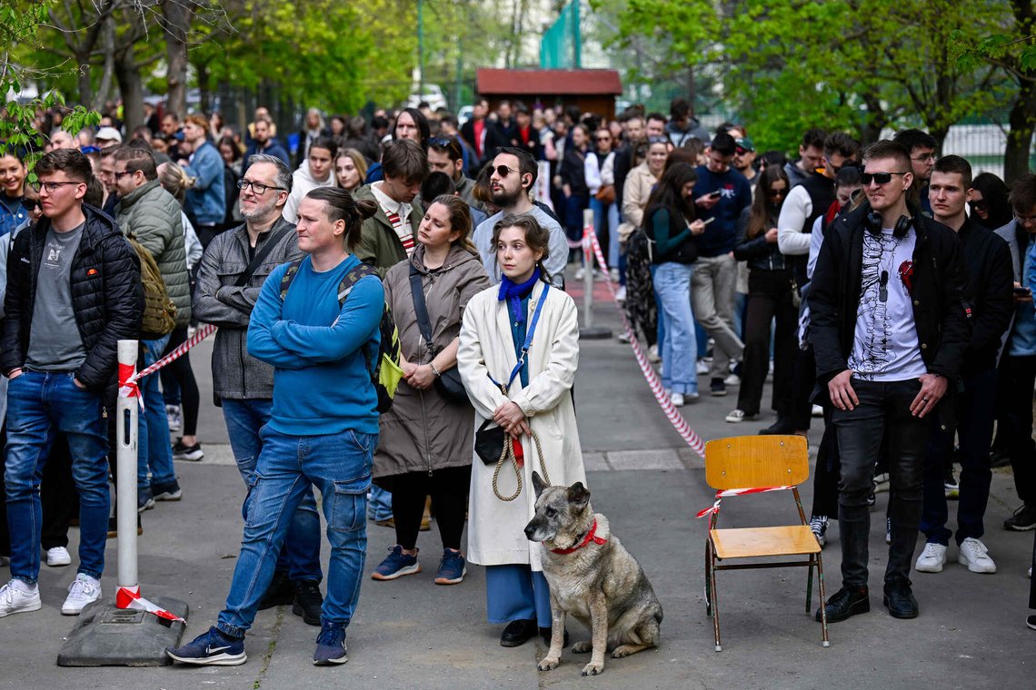 Rekordhøy valgdeltagelse skaper lange køer foran valglokaler i Budapest. Foto: Denes Erdos / AP / NTB Rekordhøy valgdeltagelse skaper lange køer foran valglokaler i Budapest. Foto: Denes Erdos / AP / NTB