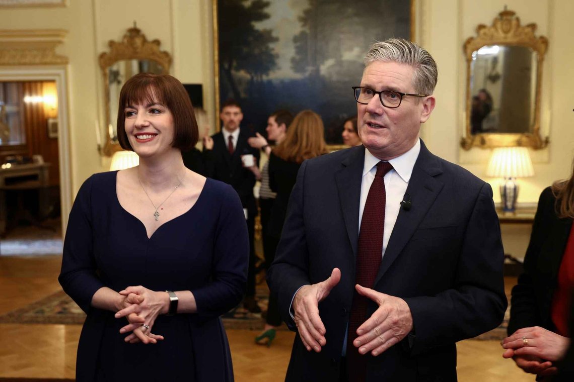 Britenes statsminister Keir Starmer med utdannings- og likestillingsminister Bridget Phillipson under en mottakelse mandag 23. februar 2026. Foto: Toby Shepheard/Pool Photo via AP/ NTB Britenes statsminister Keir Starmer med utdannings- og likestillingsminister Bridget Phillipson under en mottakelse mandag 23. februar 2026. Foto: Toby Shepheard/Pool Photo via AP/ NTB