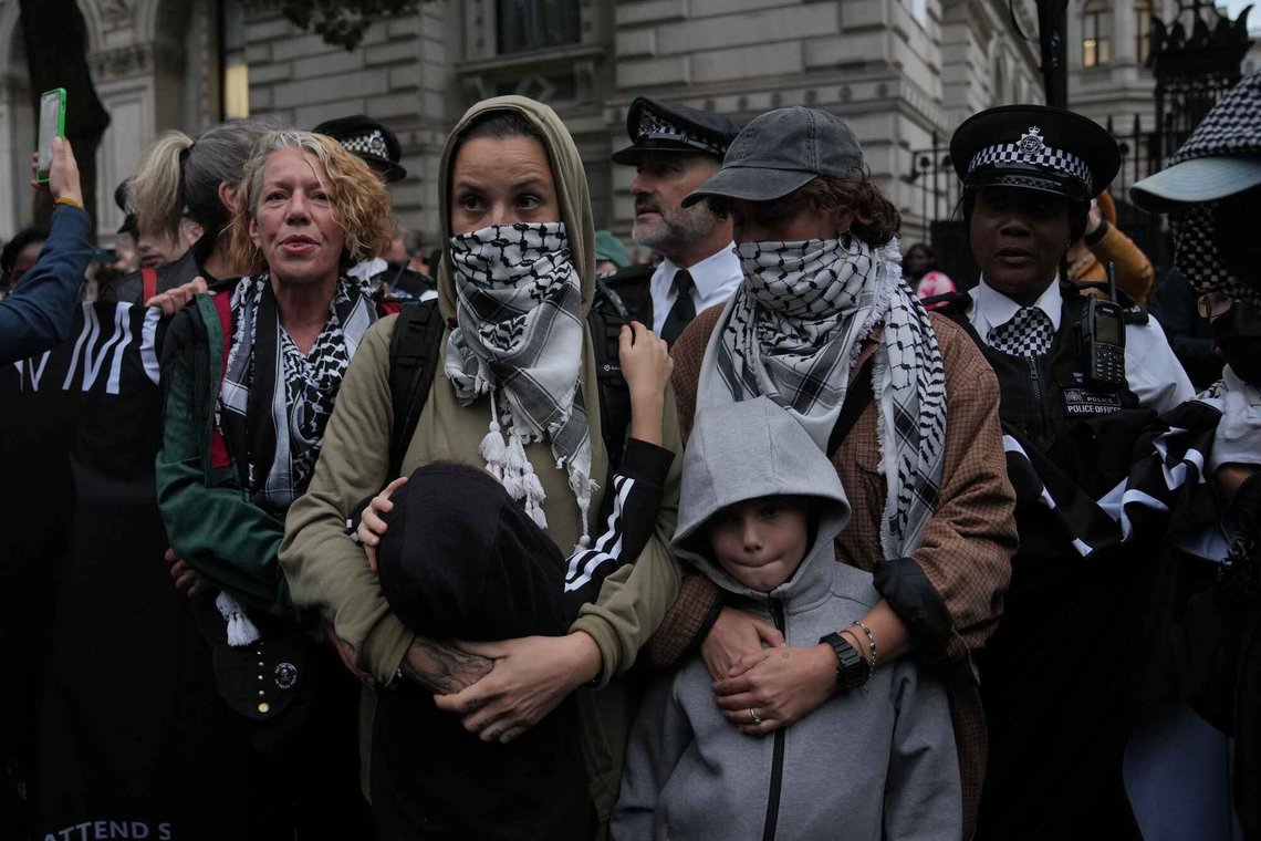 Palestina-aktivister demonstrerer utenfor Downing Street i London den 2. oktober 2025. Foto: Kin Cheung / AP / NTB. Palestina-aktivister demonstrerer utenfor Downing Street i London den 2. oktober 2025. Foto: Kin Cheung / AP / NTB.