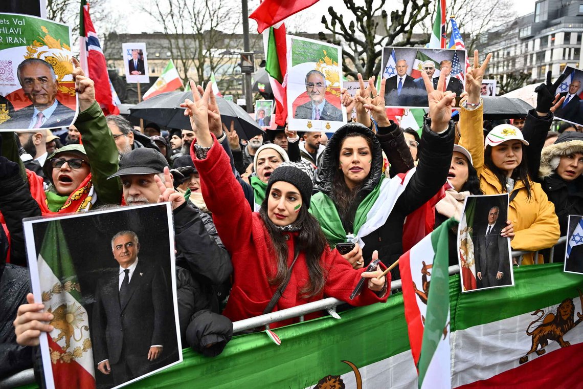 STOCKHOLM, SVERIGE 20260314 Folk holder opposisjonens iranske løve- og solflagg og plakater med Reza Pahlavi, Benjamin Netanyahu og Donald Trump under en demonstrasjon for Irans frihet på Norra Bantorget. Foto: Anders Wiklund / TT / Kode 10040 STOCKHOLM, SVERIGE 20260314 Folk holder opposisjonens iranske løve- og solflagg og plakater med Reza Pahlavi, Benjamin Netanyahu og Donald Trump under en demonstrasjon for Irans frihet på Norra Bantorget. Foto: Anders Wiklund / TT / Kode 10040