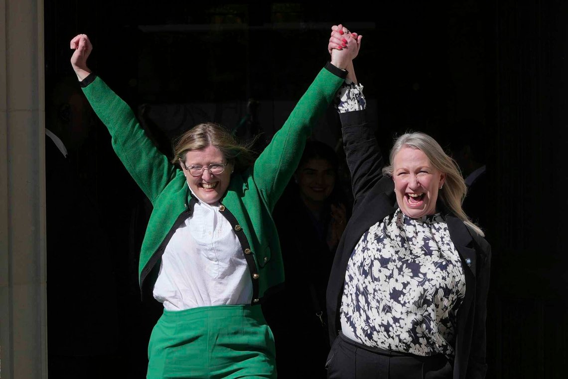 Marion Calder og Susan Smith fra For Women Scotland feirer utenfor Høyesterett i London onsdag 16. april 2025, etter å ha vunnet saken de hadde anlagt mot lovene om kjønnsanerkjennelse. Men Labour-regjeringen forsøker fortsatt å ignorere dommen. Foto: AP /Kin Cheung/ NTB Marion Calder og Susan Smith fra For Women Scotland feirer utenfor Høyesterett i London onsdag 16. april 2025, etter å ha vunnet saken de hadde anlagt mot lovene om kjønnsanerkjennelse. Men Labour-regjeringen forsøker fortsatt å ignorere dommen. Foto: AP /Kin Cheung/ NTB