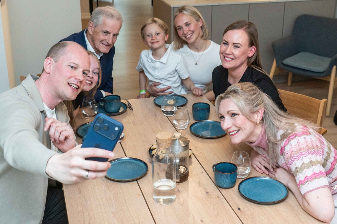 Oslo 20260422.
Statsminister Jonas Gahr Støre, barne- og familieminister Lene Vågslid og digitaliserings- og forvaltningsminister Karianne Tung besøker familien Faanes Persson i Vidars gate i Oslo onsdag.
Foto: Thomas Fure / NTB Oslo 20260422.
Statsminister Jonas Gahr Støre, barne- og familieminister Lene Vågslid og digitaliserings- og forvaltningsminister Karianne Tung besøker familien Faanes Persson i Vidars gate i Oslo onsdag.
Foto: Thomas Fure / NTB