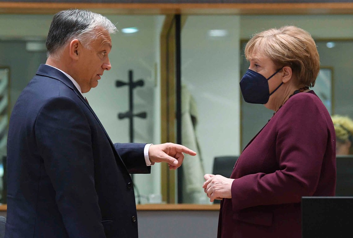 Orbán gad ikke ta på seg munnbind mot covid-19 i denne samtalen med Merkel under et EU-toppmøte i Brussel i oktober 2021. Det var egentlig sjelden at den avtroppende statsministeren anså Merkels ideer som gode. Foto: John Thys /Pool Photo via AP/ NTB Orbán gad ikke ta på seg munnbind mot covid-19 i denne samtalen med Merkel under et EU-toppmøte i Brussel i oktober 2021. Det var egentlig sjelden at den avtroppende statsministeren anså Merkels ideer som gode. Foto: John Thys /Pool Photo via AP/ NTB
