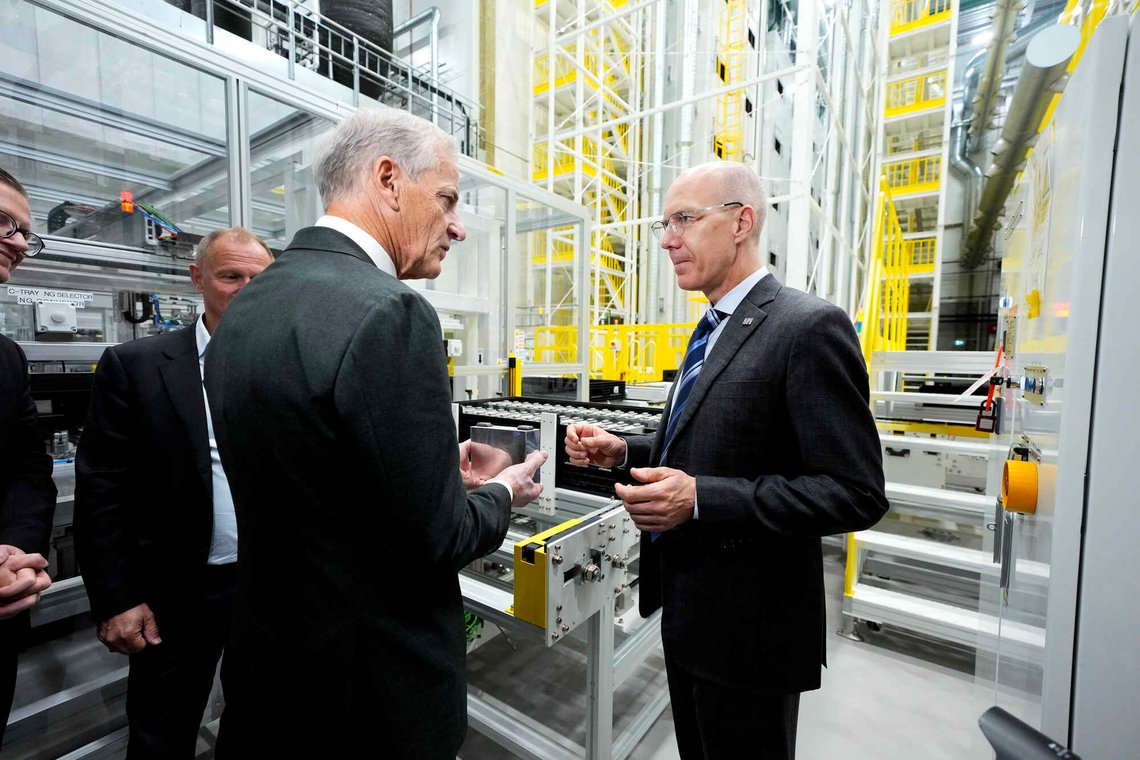 Arendal 20240816.
Statsminister Jonas Gahr Støre (Ap) sammen med fabrikksjef Andreas Maier (t.h.) under åpningen av Morrows batterifabrikk i Arendal fredag. Morrow Batteries AS er et norsk foretak som ble etablert i 2014 for å produsere bilbatterier til elbiler. Støre la i september 2022 ned grunnsteinen for det første byggetrinnet på Morrows batterifabrikk i Arendal.
Foto: Heiko Junge / NTB Arendal 20240816.
Statsminister Jonas Gahr Støre (Ap) sammen med fabrikksjef Andreas Maier (t.h.) under åpningen av Morrows batterifabrikk i Arendal fredag. Morrow Batteries AS er et norsk foretak som ble etablert i 2014 for å produsere bilbatterier til elbiler. Støre la i september 2022 ned grunnsteinen for det første byggetrinnet på Morrows batterifabrikk i Arendal.
Foto: Heiko Junge / NTB
