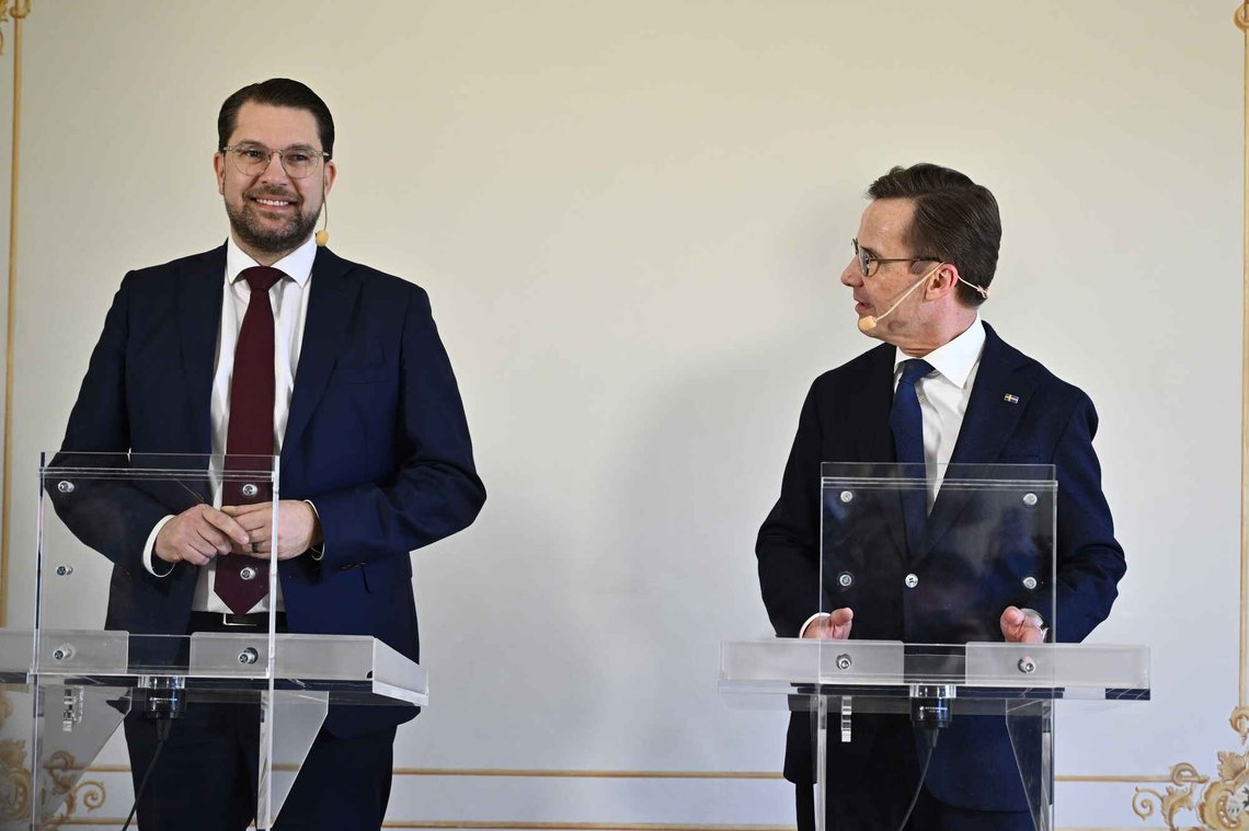 – Vi har blitt enige om å sparke i gang neste mandatperiode og danne en sterk majoritetsregjering dersom vi får velgernes tillit, sa statsminister og Moderaternas partileder Ulf Kristersson. Her sammen med Sverigedemokraternas partileder Jimmie Åkesson (SD) på en felles pressekonferanse onsdag. Foto: Anders Wiklund /TT/ NTB – Vi har blitt enige om å sparke i gang neste mandatperiode og danne en sterk majoritetsregjering dersom vi får velgernes tillit, sa statsminister og Moderaternas partileder Ulf Kristersson. Her sammen med Sverigedemokraternas partileder Jimmie Åkesson (SD) på en felles pressekonferanse onsdag. Foto: Anders Wiklund /TT/ NTB