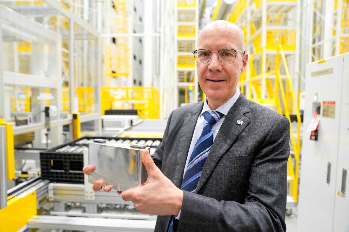 Fabrikksjef Dr. Andreas Maier med batteri da de i 2024 åpnet offisielt Morrows batterifabrikk i Arendal. Foto: Heiko Junge / NTB Fabrikksjef Dr. Andreas Maier med batteri da de i 2024 åpnet offisielt Morrows batterifabrikk i Arendal. Foto: Heiko Junge / NTB