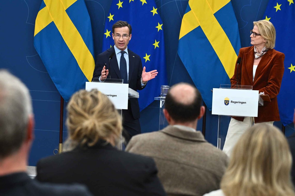 Statsminister Ulf Kristersson (M) og finansminister Elisabeth Svantesson (M) under pressekonferanse om de økonomiske konsekvensene av krigen i Iran og mulige tiltak fremover. Foto: Claudio Bresciani /TT/ Kod 10090/ NTB Statsminister Ulf Kristersson (M) og finansminister Elisabeth Svantesson (M) under pressekonferanse om de økonomiske konsekvensene av krigen i Iran og mulige tiltak fremover. Foto: Claudio Bresciani /TT/ Kod 10090/ NTB