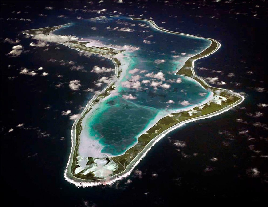 Bildet viser Diego Garcia, den største øya på Chagosøyene. Foto: U.S. Navy via AP / NTB Bildet viser Diego Garcia, den største øya på Chagosøyene. Foto: U.S. Navy via AP / NTB