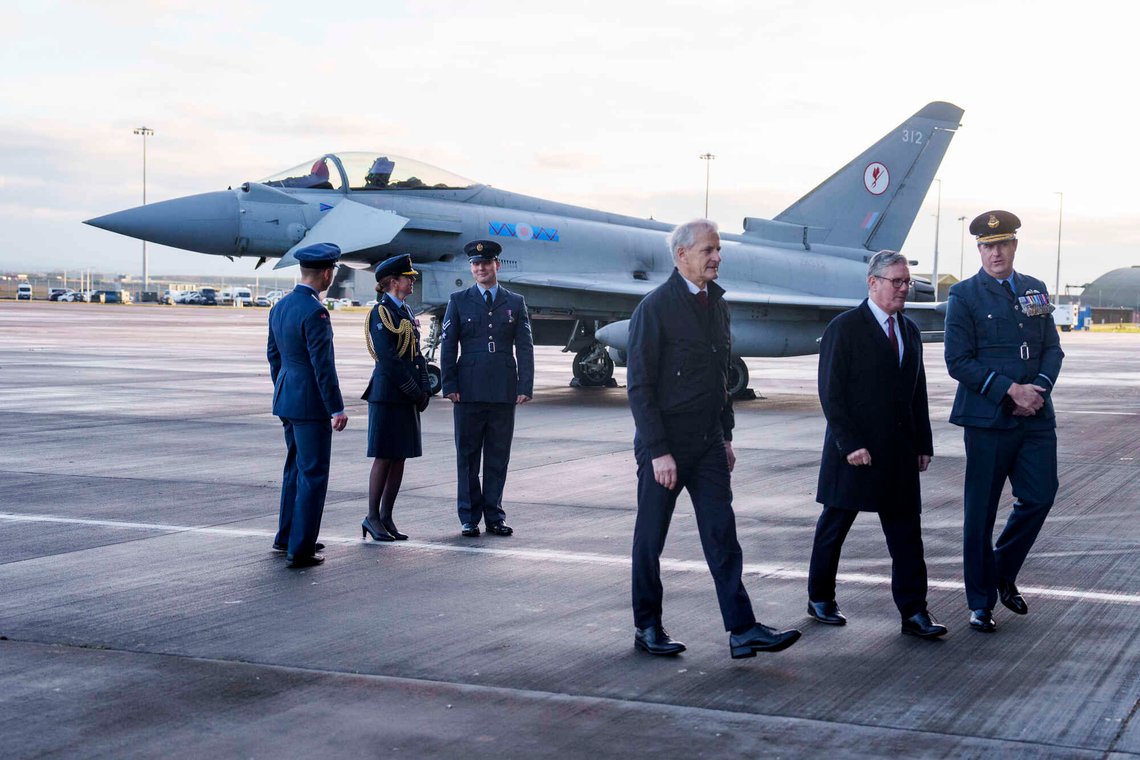 Jonas Gahr Støre (Ap) og britenes statsminister Keir Starmer besøkte den britiske flybasen Lossiemouth i Skottland i desember, og inngikk en slags forsvarsavtale. De burde kanske forstå at kampflyet bak dem er avhengig av enorme mengder fossilt drivstoff. Foto: Javad Parsa / NTB Jonas Gahr Støre (Ap) og britenes statsminister Keir Starmer besøkte den britiske flybasen Lossiemouth i Skottland i desember, og inngikk en slags forsvarsavtale. De burde kanske forstå at kampflyet bak dem er avhengig av enorme mengder fossilt drivstoff. Foto: Javad Parsa / NTB