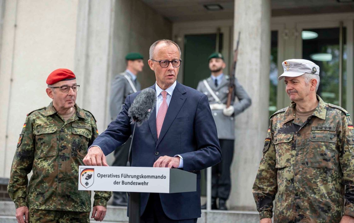 Den tyske forbundskansleren Friedrich Merz står mellom Alexander Sollfrank, til høyre, sjef for Bundeswehrs operative kommando, og Carsten Breuer, generalinspektør for Bundeswehr, under sitt første besøk til Bundeswehrs operative kommando i Schwielowsee i Brandenburg, 28. juni 2025. Foto: Michael Kappeler, AP-NTB. Den tyske forbundskansleren Friedrich Merz står mellom Alexander Sollfrank, til høyre, sjef for Bundeswehrs operative kommando, og Carsten Breuer, generalinspektør for Bundeswehr, under sitt første besøk til Bundeswehrs operative kommando i Schwielowsee i Brandenburg, 28. juni 2025. Foto: Michael Kappeler, AP-NTB.