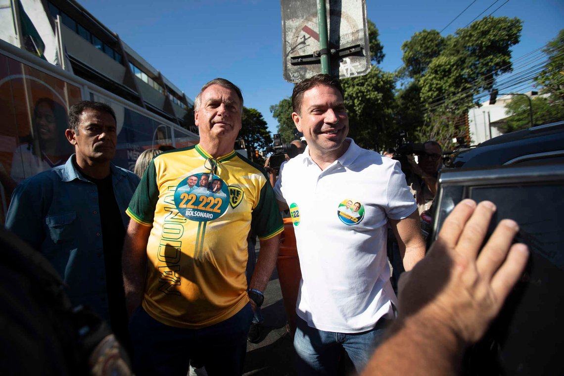 Brasils tidligere president Jair Bolsonaro (midten) og den tidligere sjefen for e-tjenesten, Alexandre Ramagem (t.h.), som stilte som ordførerkandidat ved kommunevalget i Rio de Janeiro i 2024. (Arkivfoto: Bruna Prado/AP Photo) Brasils tidligere president Jair Bolsonaro (midten) og den tidligere sjefen for e-tjenesten, Alexandre Ramagem (t.h.), som stilte som ordførerkandidat ved kommunevalget i Rio de Janeiro i 2024. (Arkivfoto: Bruna Prado/AP Photo)