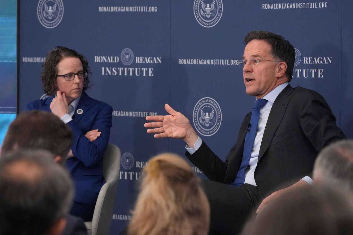 NATOs generalsekretær Mark Rutte taler ved Ronald Reagan Institute i Washington D.C. den 9. april 2026. Til venstre instituttets politiske direktør Rachel Hoff. Foto: Manuel Balce Ceneta / AP / NTB. NATOs generalsekretær Mark Rutte taler ved Ronald Reagan Institute i Washington D.C. den 9. april 2026. Til venstre instituttets politiske direktør Rachel Hoff. Foto: Manuel Balce Ceneta / AP / NTB.