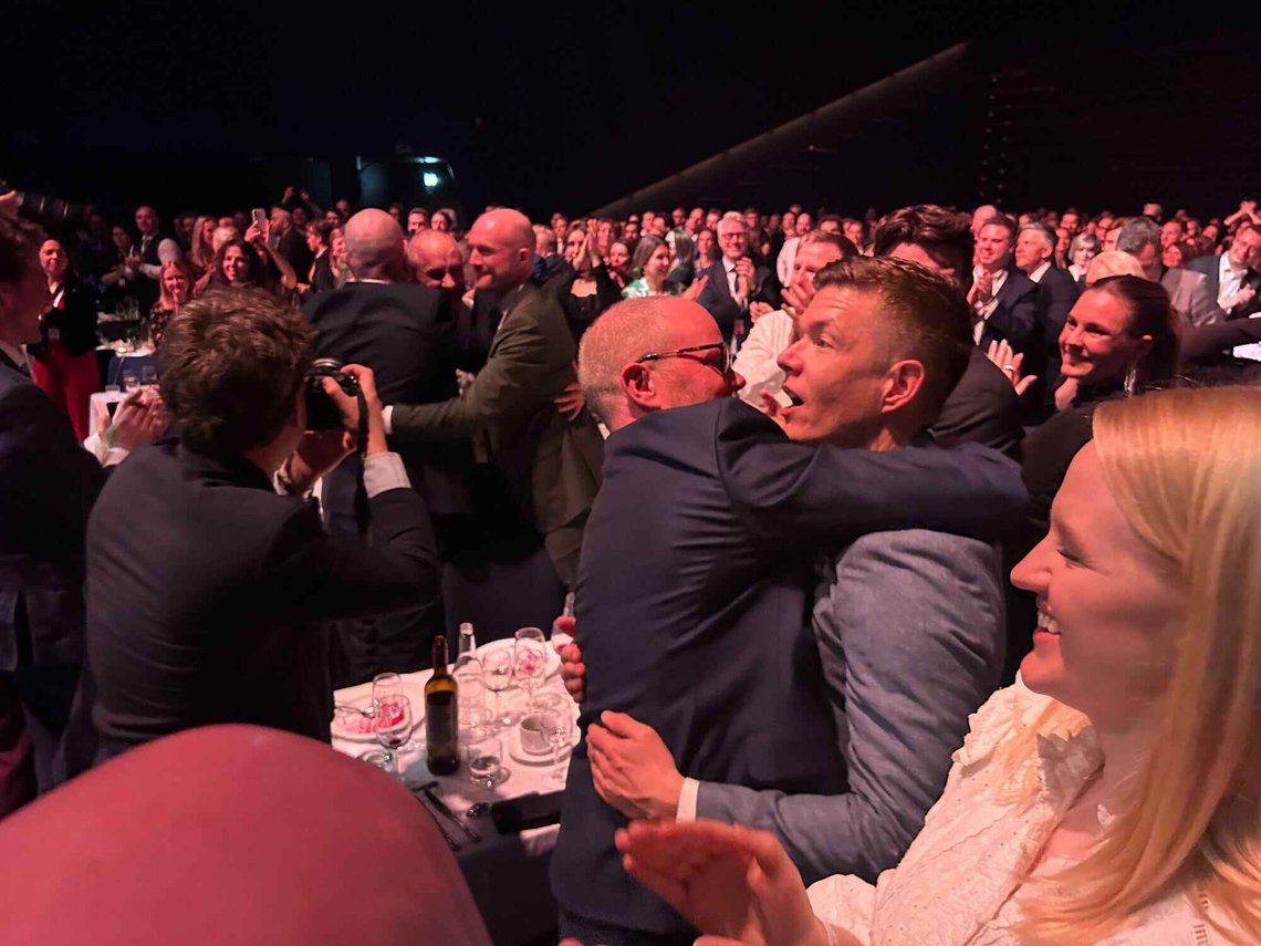 Tønsberg 20260419.
VG vant Skup-prisen. Journalist Einar Otto Stangvik får en klem fra sjefredaktør Gard Steiro. VG avslørte at gassmasker som Forsvaret skulle kjøpe til Ukraina for 100 millioner kroner, ikke holdt mål. Lørdag fikk de Skup-prisen for saken.
Foto: Eirik Husøy / NTB Tønsberg 20260419.
VG vant Skup-prisen. Journalist Einar Otto Stangvik får en klem fra sjefredaktør Gard Steiro. VG avslørte at gassmasker som Forsvaret skulle kjøpe til Ukraina for 100 millioner kroner, ikke holdt mål. Lørdag fikk de Skup-prisen for saken.
Foto: Eirik Husøy / NTB