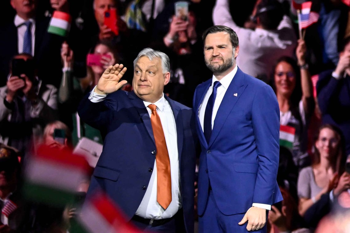 Ungarns statsminister Viktor Orbán, til venstre, og USAs visepresident JD Vance vinker til publikum ved slutten av et valgkampmøte i Budapest, Ungarn i dag. (Foto: Denes Erdos/AP Photo) Ungarns statsminister Viktor Orbán, til venstre, og USAs visepresident JD Vance vinker til publikum ved slutten av et valgkampmøte i Budapest, Ungarn i dag. (Foto: Denes Erdos/AP Photo)