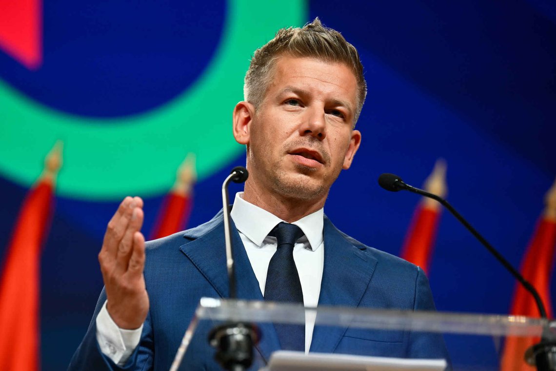 Peter Magyar møter pressen i Budapest den 13. april 2026. Foto: Denes Erdos / AP / NTB. Peter Magyar møter pressen i Budapest den 13. april 2026. Foto: Denes Erdos / AP / NTB.