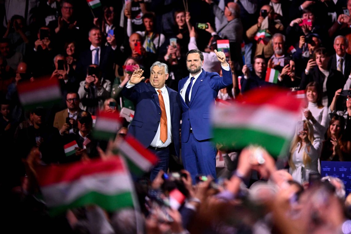 Ungarns statsminister Viktor Orban beskylder opposisjonen for å alliere seg med fremmede makter. Selv har han fått drahjelp av USAs visepresident J.D. Vance i valgkampen. Foto: AP / NTB Ungarns statsminister Viktor Orban beskylder opposisjonen for å alliere seg med fremmede makter. Selv har han fått drahjelp av USAs visepresident J.D. Vance i valgkampen. Foto: AP / NTB