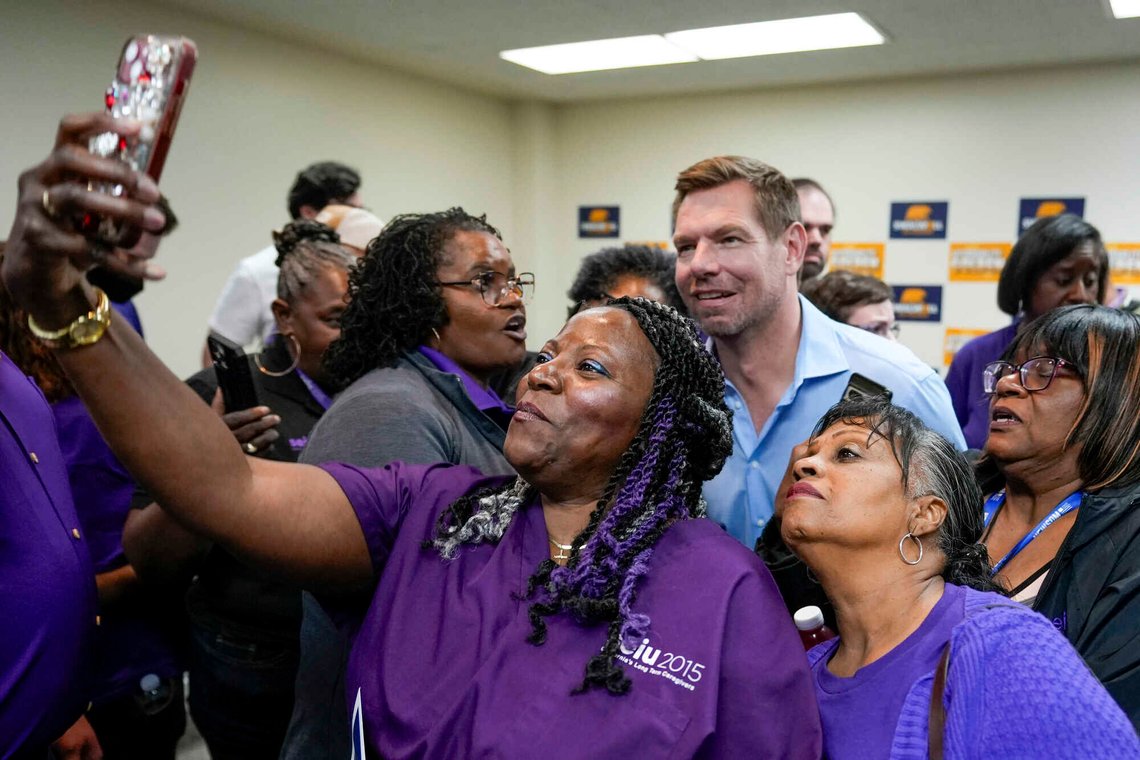 Eric Swalwell (D) stiller som kandidat til guvernørvalget i California. Her poserer for et bilde sammen med medlemmer av Service Employees International Union i Sacramento, California, tirsdag 7. april 2026. Foto:AP /Rich Pedroncelli/ NTB Eric Swalwell (D) stiller som kandidat til guvernørvalget i California. Her poserer for et bilde sammen med medlemmer av Service Employees International Union i Sacramento, California, tirsdag 7. april 2026. Foto:AP /Rich Pedroncelli/ NTB