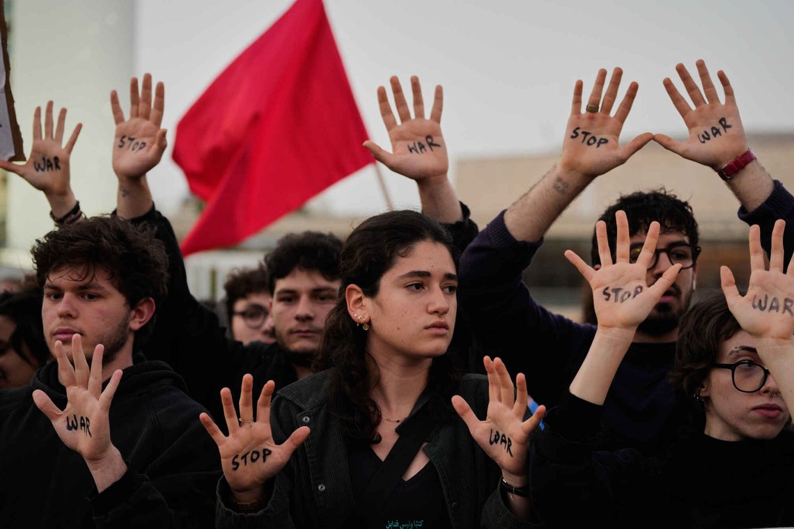 Folk løfter hendene under en demonstrasjon som krever slutt på krigen, i Tel Aviv den 4. april 2026. Foto: Maya Levin / AP / NTB. Folk løfter hendene under en demonstrasjon som krever slutt på krigen, i Tel Aviv den 4. april 2026. Foto: Maya Levin / AP / NTB.