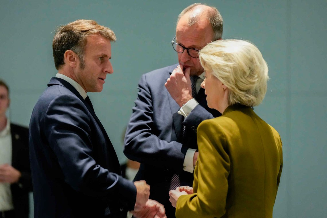 Berlin, Tyskland 20251215.
Tysklands forbundskansler
Friedrich Merz, Europakommisjonens president Ursula von der Leyen og Frankrikes president Emmanuel Macron i Berlin. Statsminister Jonas Gahr Støre er i Berlin for å delta i en arbeidsmiddag hvor temaet er arbeidet videre mot en våpenhvile og varig fred i Ukraina.
Foto: Cornelius Poppe / NTB Berlin, Tyskland 20251215.
Tysklands forbundskansler
Friedrich Merz, Europakommisjonens president Ursula von der Leyen og Frankrikes president Emmanuel Macron i Berlin. Statsminister Jonas Gahr Støre er i Berlin for å delta i en arbeidsmiddag hvor temaet er arbeidet videre mot en våpenhvile og varig fred i Ukraina.
Foto: Cornelius Poppe / NTB
