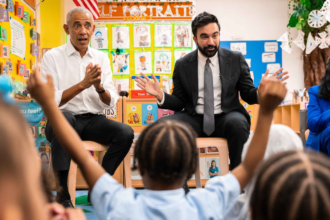 Tidligere president Barack Obama hygger seg med New Yorks borgermester Zohran Mamdani, og synger «Wheels on the Bus» for barna ved Learning Through Play Pre-K i Bronx i New York tidligere i april. Foto: AP /Angelina Katsanis/ NTB Tidligere president Barack Obama hygger seg med New Yorks borgermester Zohran Mamdani, og synger «Wheels on the Bus» for barna ved Learning Through Play Pre-K i Bronx i New York tidligere i april. Foto: AP /Angelina Katsanis/ NTB