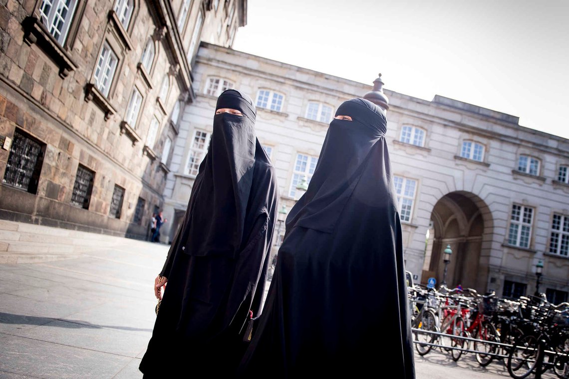 Fra 2018 da det ble vedtatt forbud mot niqab i offentlige rom i Danmark. Foto: Mads Claus Rasmussen/Ritzau Scanpix) Fra 2018 da det ble vedtatt forbud mot niqab i offentlige rom i Danmark. Foto: Mads Claus Rasmussen/Ritzau Scanpix)