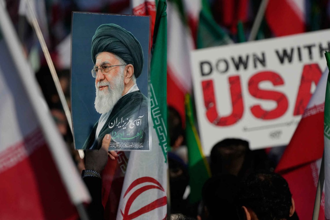 Iran varsler svar på president Donald Trumps trussel om å bombe landet tilbake til steinalderen. På plakaten vises bilde av Irans øverste leder ayatolla Ali Khamenei, som ble drept den første dagen av krigen. Foto: AP / NTB Iran varsler svar på president Donald Trumps trussel om å bombe landet tilbake til steinalderen. På plakaten vises bilde av Irans øverste leder ayatolla Ali Khamenei, som ble drept den første dagen av krigen. Foto: AP / NTB