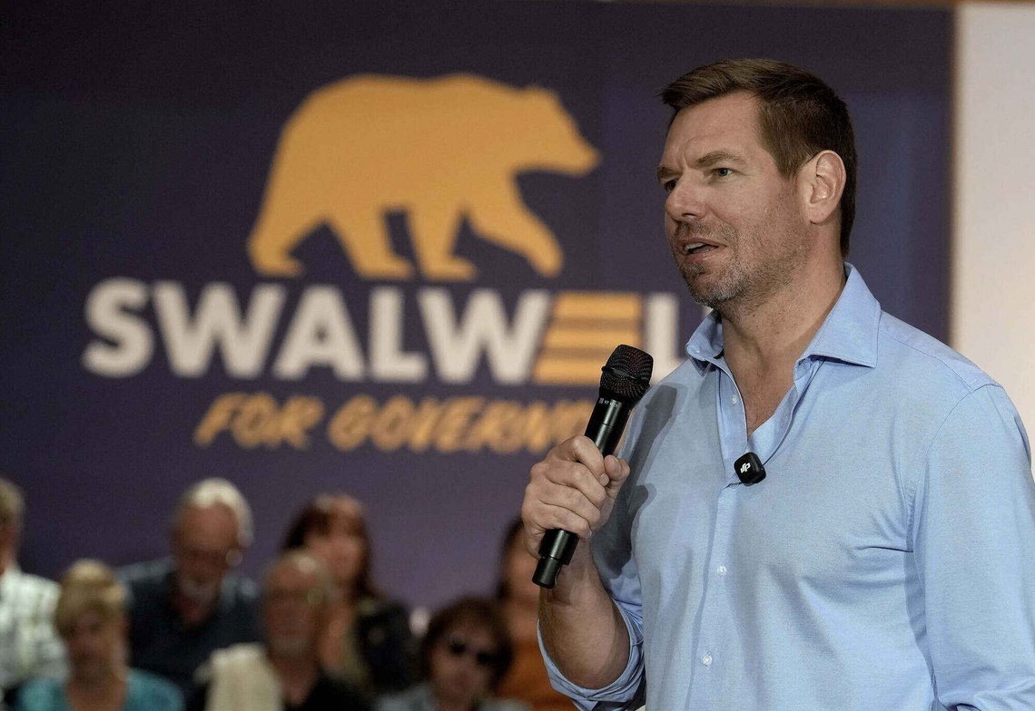 Eric Swalwell (D) presses av ledende partifeller, som ber ham om å trekke seg som kandidat til guvernørvalget i California. Foto: AP /Rich Pedroncelli/ NTB Eric Swalwell (D) presses av ledende partifeller, som ber ham om å trekke seg som kandidat til guvernørvalget i California. Foto: AP /Rich Pedroncelli/ NTB