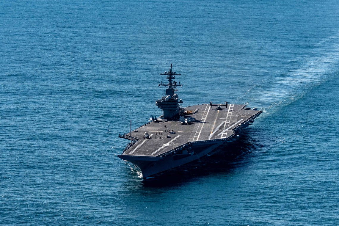USS George H.W. Bush er ett av tre hangarskip USA har sendt mot Iran, for å bidra i krigen. Om en time går Trumps frist om å pne Hormuzstredet ut, og hva som helsk kan skje. Foto: Alex Brandon / AP / NTB USS George H.W. Bush er ett av tre hangarskip USA har sendt mot Iran, for å bidra i krigen. Om en time går Trumps frist om å pne Hormuzstredet ut, og hva som helsk kan skje. Foto: Alex Brandon / AP / NTB
