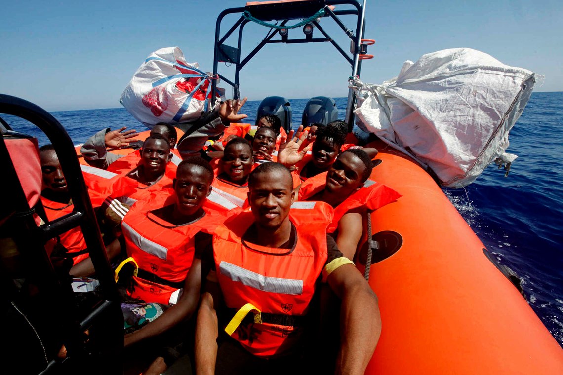 Afrikanske migranter er glade for testamentariske gaver og ombordstigningen i MV Geo Barents, et av ni skip som Leger Uten Grenser har operert med i Middelhavet. (AP Photo/Ahmed Hatem) Afrikanske migranter er glade for testamentariske gaver og ombordstigningen i MV Geo Barents, et av ni skip som Leger Uten Grenser har operert med i Middelhavet. (AP Photo/Ahmed Hatem)