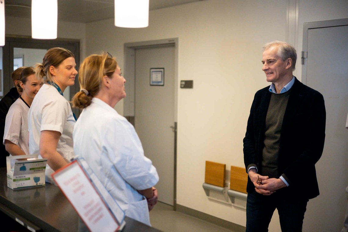 Statsminister Jonas Gahr Støre møter sykehuspersonell på Akershus universitetssykehus i 2022. Foto: Beate Oma Dahle / NTB Statsminister Jonas Gahr Støre møter sykehuspersonell på Akershus universitetssykehus i 2022. Foto: Beate Oma Dahle / NTB