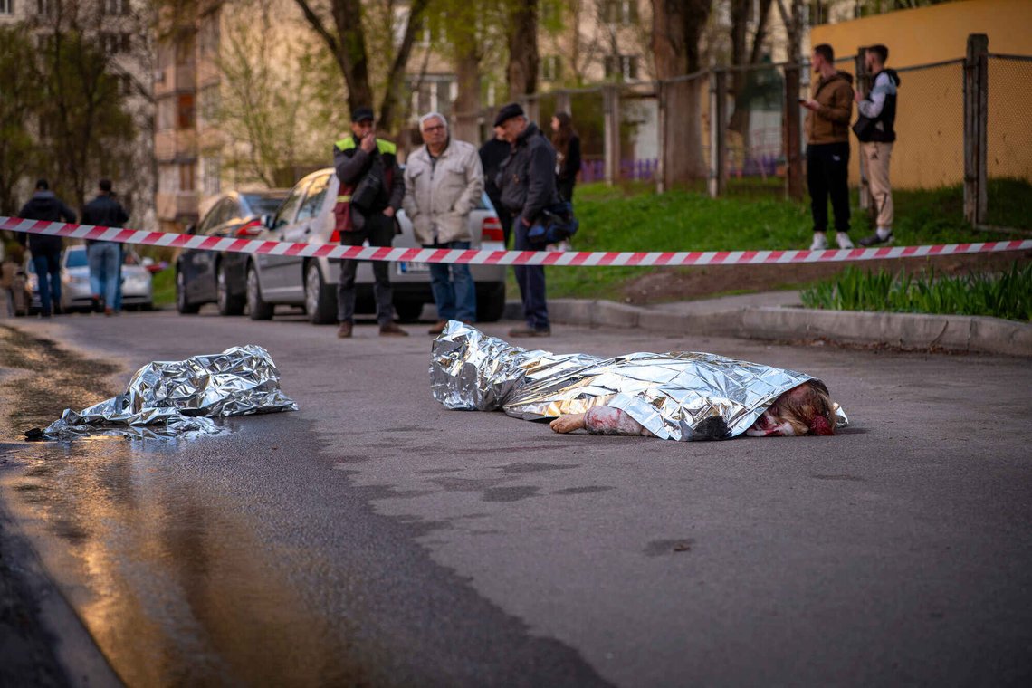 Drepte mennesker ligger tildekket på gaten i Kyiv, der en mann skjøt og drepte seks personer før han ble skutt og drept av politiet. (Foto: Dan Bashakov/AP Photo) Drepte mennesker ligger tildekket på gaten i Kyiv, der en mann skjøt og drepte seks personer før han ble skutt og drept av politiet. (Foto: Dan Bashakov/AP Photo)