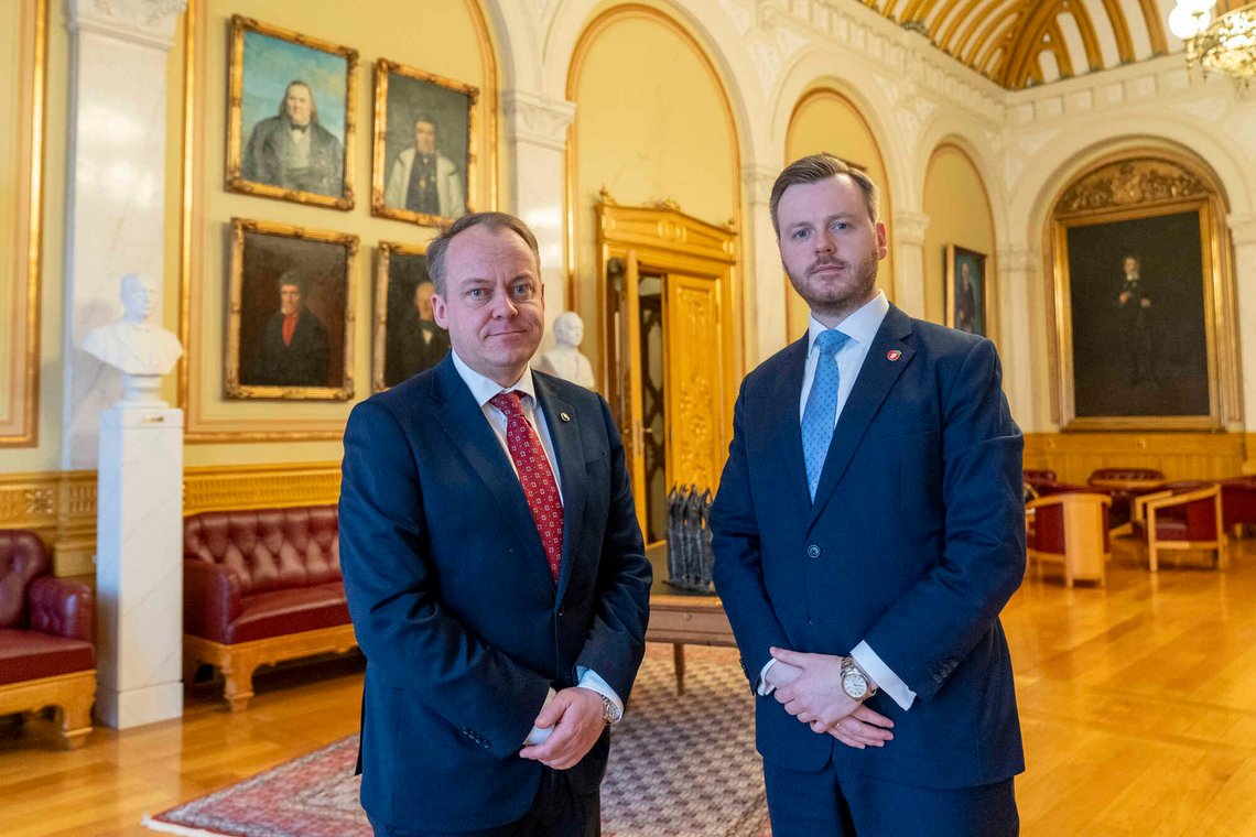 Frps helsepolitiske talsperson Kristian A. Eilertsen (t.v.) og innvandringspolitisk talsperson Erlend Wiborg vil stramme inn i tolkereglene. Foto: Håkon Mosvold Larsen / NTB Frps helsepolitiske talsperson Kristian A. Eilertsen (t.v.) og innvandringspolitisk talsperson Erlend Wiborg vil stramme inn i tolkereglene. Foto: Håkon Mosvold Larsen / NTB