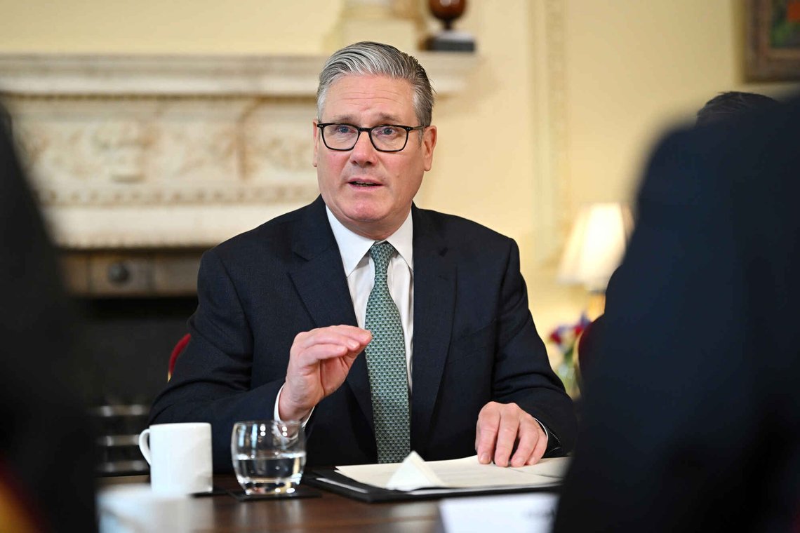 Keir Starmer er igjen i hardt vær på grunn av utnevnelsen av Peter Mandelson til ambassadør i USA, etter at det ble kjent at Mandelson ikke ble sikkerhetsgodkjent. Foto: Leon Neal / Pool Photo via AP / NTB Keir Starmer er igjen i hardt vær på grunn av utnevnelsen av Peter Mandelson til ambassadør i USA, etter at det ble kjent at Mandelson ikke ble sikkerhetsgodkjent. Foto: Leon Neal / Pool Photo via AP / NTB