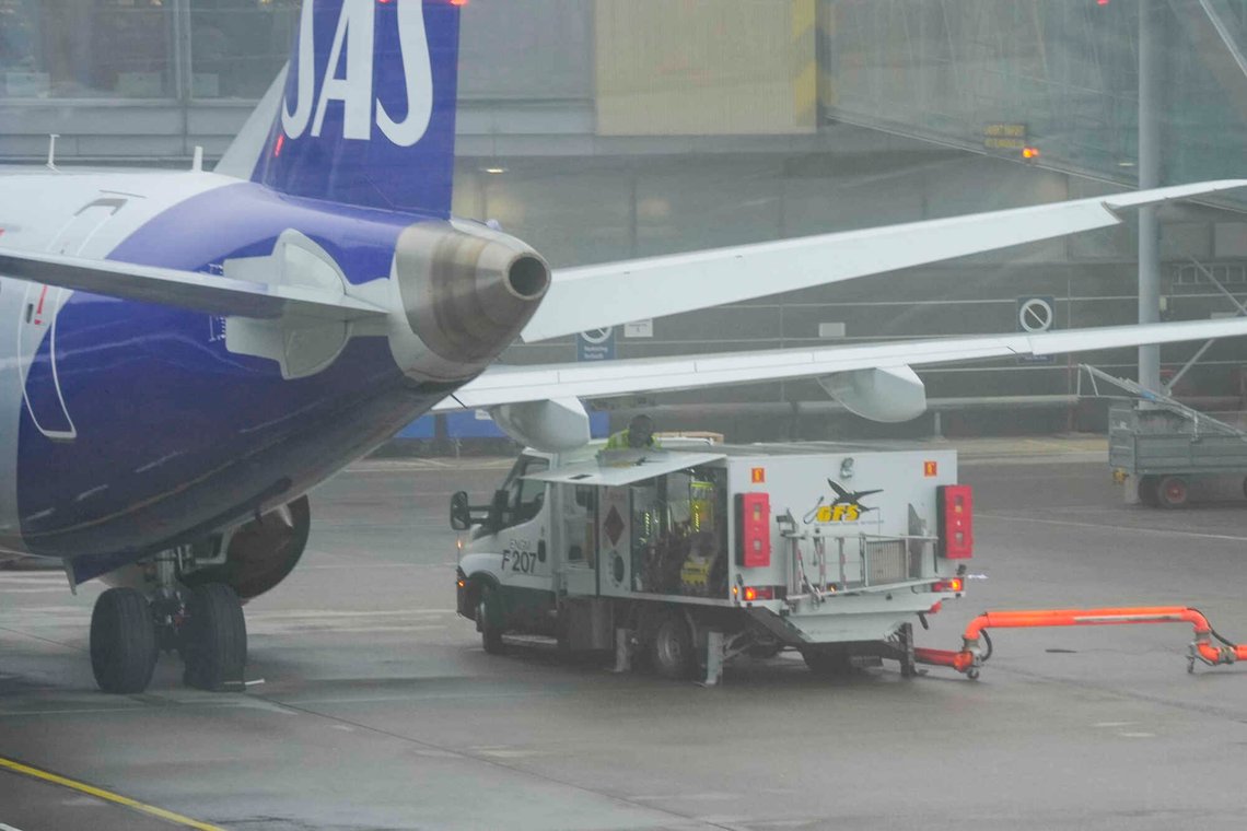Gardermoen 20260310.
Et SAS-fly blir tanket på Oslo Lufthavn Gardermoen. SAS innfører midlertidig drivstofftillegg på grunn av oljeprisøkningen.
Foto: Lise Åserud / NTB Gardermoen 20260310.
Et SAS-fly blir tanket på Oslo Lufthavn Gardermoen. SAS innfører midlertidig drivstofftillegg på grunn av oljeprisøkningen.
Foto: Lise Åserud / NTB