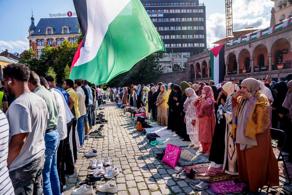 Islam Net arrangerer felles fredagsbønn og Palestina-demonstrasjon på Youngstorget i Oslo 27. juni 2025.
Foto: Javad Parsa / NTB. Islam Net arrangerer felles fredagsbønn og Palestina-demonstrasjon på Youngstorget i Oslo 27. juni 2025.
Foto: Javad Parsa / NTB.