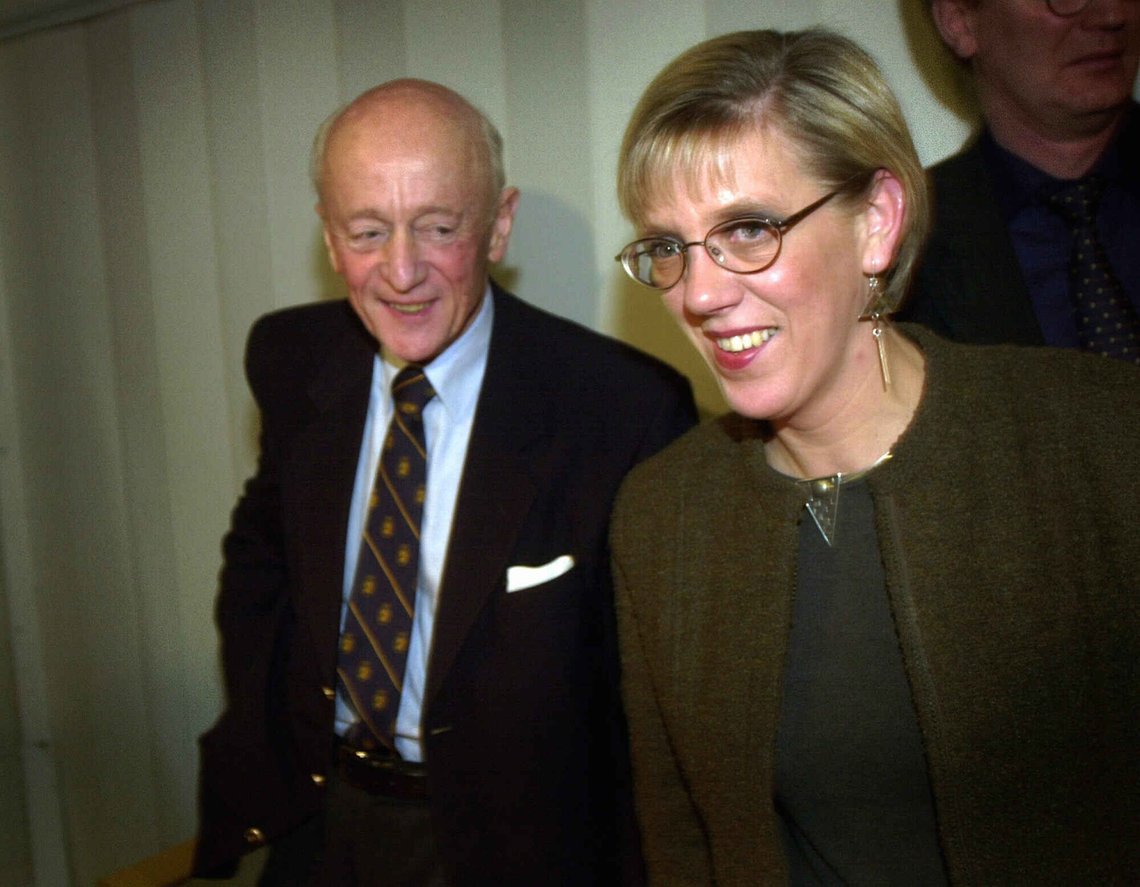 OSLO 20010109: Forsker ved Institutt for fredsforskning, Hilde Henriksen Waage presenterte rapporten Norwegians? Who
needs Norwegians? om Norges rolle i Midtøsten før Oslo-kanalen. Direktør ved Fridtjof Nansens Institutt, Kåre Willoch var tilstede og kommenterte innholdet.
FOTO: TOR RICHARDSEN / NTB OSLO 20010109: Forsker ved Institutt for fredsforskning, Hilde Henriksen Waage presenterte rapporten Norwegians? Who
needs Norwegians? om Norges rolle i Midtøsten før Oslo-kanalen. Direktør ved Fridtjof Nansens Institutt, Kåre Willoch var tilstede og kommenterte innholdet.
FOTO: TOR RICHARDSEN / NTB