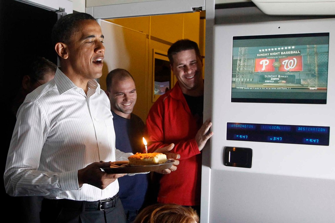 Ben Rhodes, som da var vise-sikkerhetsrådgiver for president Barack Hussein Obama, er den lille fyren i midten av bildet, tatt på Air Force One under flyturen tilbake til Andrews Air Force Base fra Afghanistan i mai 2012. I dag er Rhodes en del av et nesten enstemmig demokratisk parti som er motstandere av Trump og krigen i Iran. Foto: AP /Charles Dharapak/ NTB Ben Rhodes, som da var vise-sikkerhetsrådgiver for president Barack Hussein Obama, er den lille fyren i midten av bildet, tatt på Air Force One under flyturen tilbake til Andrews Air Force Base fra Afghanistan i mai 2012. I dag er Rhodes en del av et nesten enstemmig demokratisk parti som er motstandere av Trump og krigen i Iran. Foto: AP /Charles Dharapak/ NTB