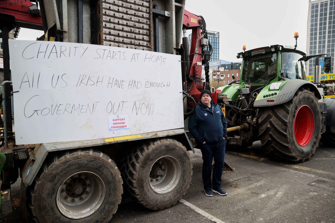 Både traktorer og lastebiler sperrer av O'Connell Street på den femte dagen av den nasjonale drivstoffprotestenNational Fuel Protest i Dublin, Irland, lørdag 11. april 2026. Foto: AP /Peter Morrison/ NTB Både traktorer og lastebiler sperrer av O'Connell Street på den femte dagen av den nasjonale drivstoffprotestenNational Fuel Protest i Dublin, Irland, lørdag 11. april 2026. Foto: AP /Peter Morrison/ NTB