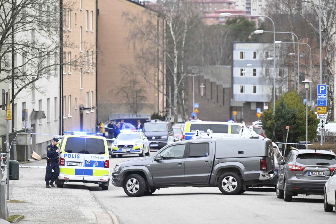 En mann ble skadet i en skyteepisode i Södertälje torsdag morgen. Mannen ble kjørt til sykehus med svært alvorlige skader og døde av skadene, ifølge politiet. Foto: Jessica Gow, TT-NTB. En mann ble skadet i en skyteepisode i Södertälje torsdag morgen. Mannen ble kjørt til sykehus med svært alvorlige skader og døde av skadene, ifølge politiet. Foto: Jessica Gow, TT-NTB.