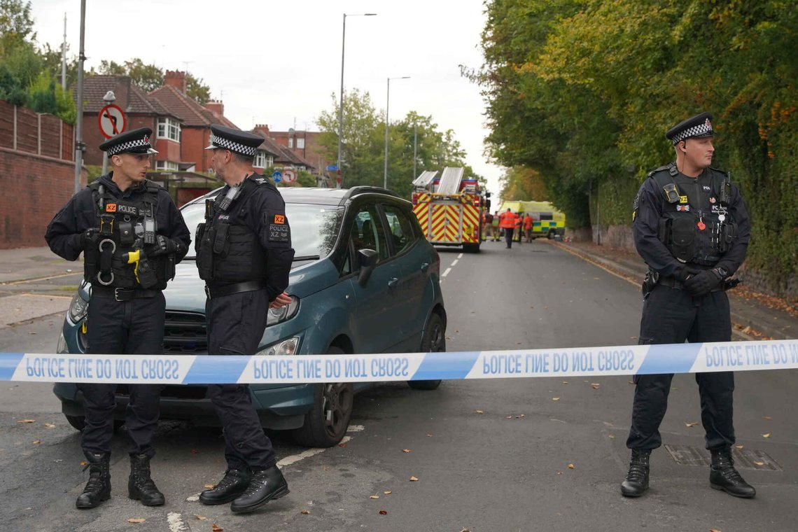 25. oktober 2025 var det en "stabbing" nær synagogen i Manchester. Angrepene er så mange at man glemmer dem. (AP Photo/Ian Hodgson) 25. oktober 2025 var det en "stabbing" nær synagogen i Manchester. Angrepene er så mange at man glemmer dem. (AP Photo/Ian Hodgson)