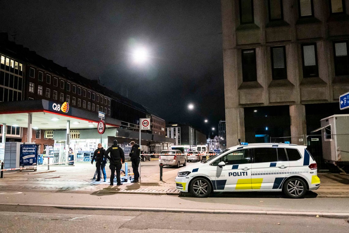 Politiet er til stede i Nyropsgade i København, der en 37 år gammel mann ble skutt og drept, 19. oktober 2023. Foto: Emil Nicolai Helms/Ritzau Scanpix. Politiet er til stede i Nyropsgade i København, der en 37 år gammel mann ble skutt og drept, 19. oktober 2023. Foto: Emil Nicolai Helms/Ritzau Scanpix.