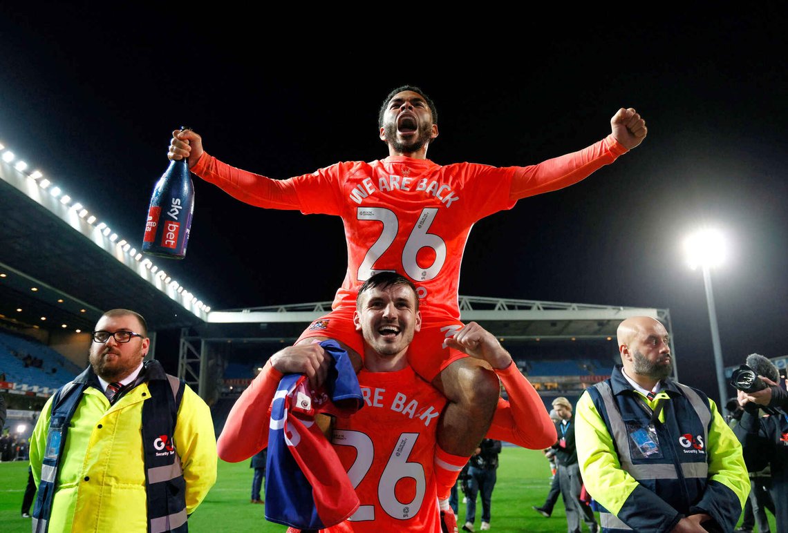 Jay Dasilva og Bobby Thomas feirer opprykket for Coventry. Foto: Richard Sellers/PA via AP/NTB Jay Dasilva og Bobby Thomas feirer opprykket for Coventry. Foto: Richard Sellers/PA via AP/NTB