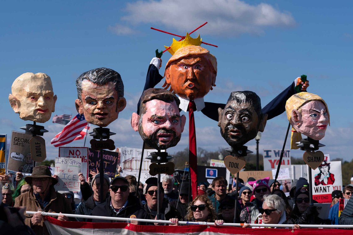 Demonstranter holder opp plakater mens de marsjerer over Memorial Bridge under en «No Kings»-demonstrasjon i Washington den 28. mars 2026. Foto: Jose Luis Magana / AP / NTB. Demonstranter holder opp plakater mens de marsjerer over Memorial Bridge under en «No Kings»-demonstrasjon i Washington den 28. mars 2026. Foto: Jose Luis Magana / AP / NTB.
