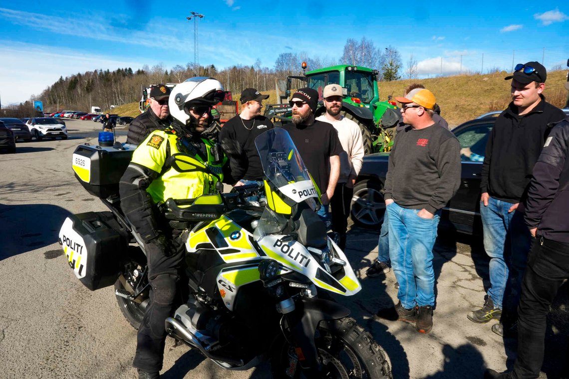 Asker 20260410.
Dieselbrølaksjonistene gjør forberedelser på Liertoppen før de kjører den siste strekningen inn mot Oslo. Aksjonistene har planlagt å kjøre inn til Oslo sentrum i aksjonen for å få ned dieselprisene.
Foto: Terje Pedersen / NTB Asker 20260410.
Dieselbrølaksjonistene gjør forberedelser på Liertoppen før de kjører den siste strekningen inn mot Oslo. Aksjonistene har planlagt å kjøre inn til Oslo sentrum i aksjonen for å få ned dieselprisene.
Foto: Terje Pedersen / NTB